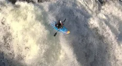 Nouria newman qui envoie le bois